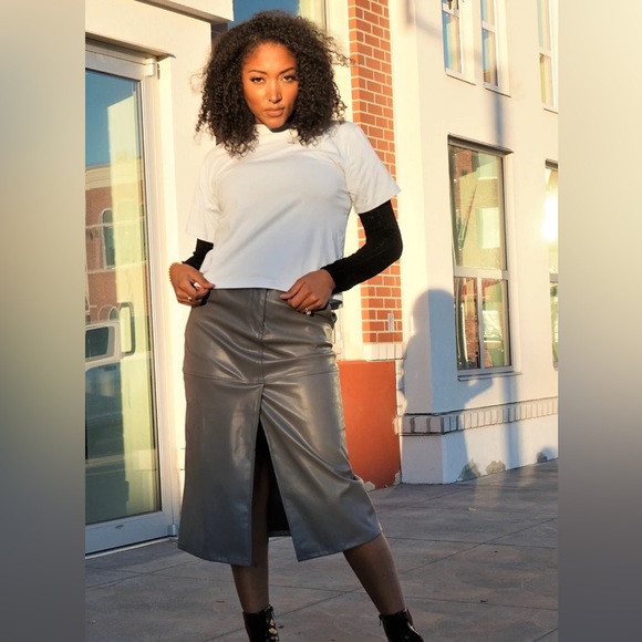 NWT Vegan Leather Skirt w. Belt - Picture 3 of 4